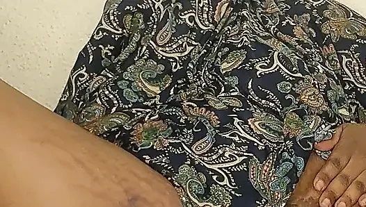 Arabische mutter, die versucht, in ihrem schlafzimmer zu squirten
