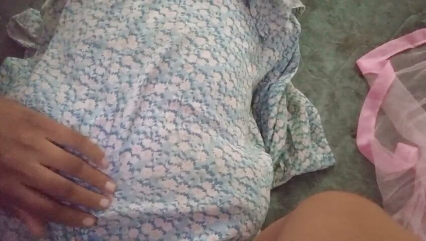 En güzel Sri Lankalı kız seksi vücudunu gösteriyor