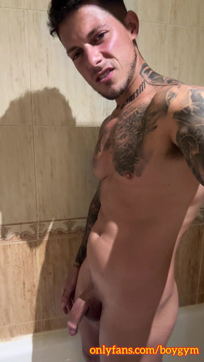 半硬鸡巴在我的淋浴时撒尿！