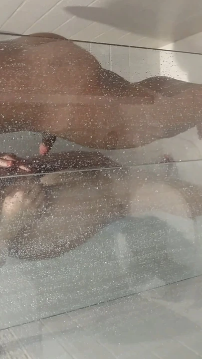 Meine sehr geile ehefrau reibt den riesigen schwanz des jungen ohne kondom im badezimmer unter dem shoveiro und ich beobachte mich, wie ich in einem leckeren dreier masturbiere, sie liebt 18-jährige jungs und spielt mit