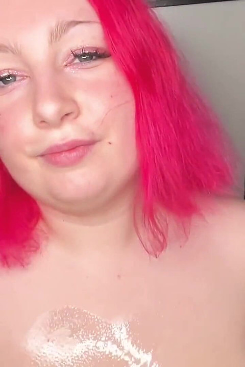 Entraînement de chatte BBW huilée avec un gros gode en verre