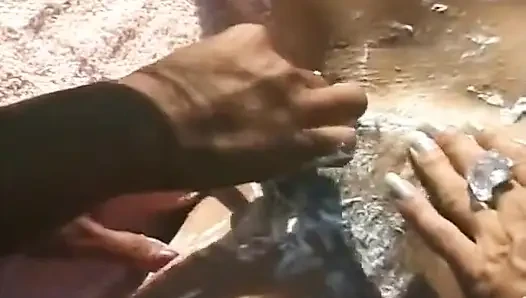 Лесбиянки с бритой киски занимаются страстным сексом на улице