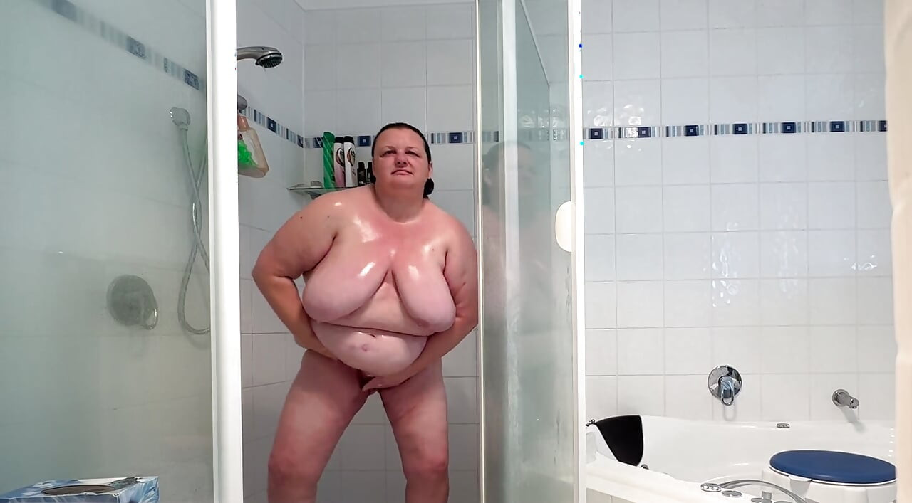Kurvinska Žena pod Tušem