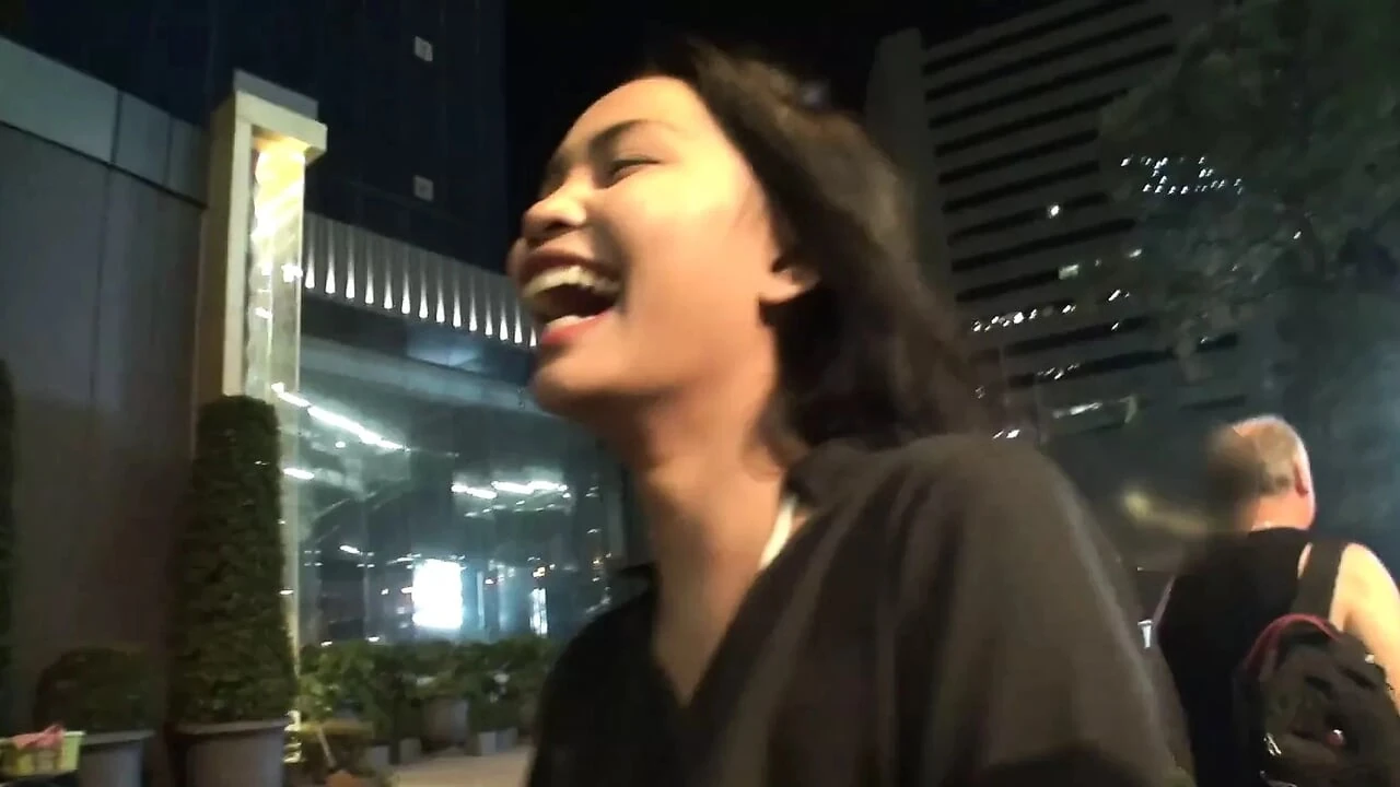 Ganska ung thailändsk hora plockad upp från gatan &amp; creampie