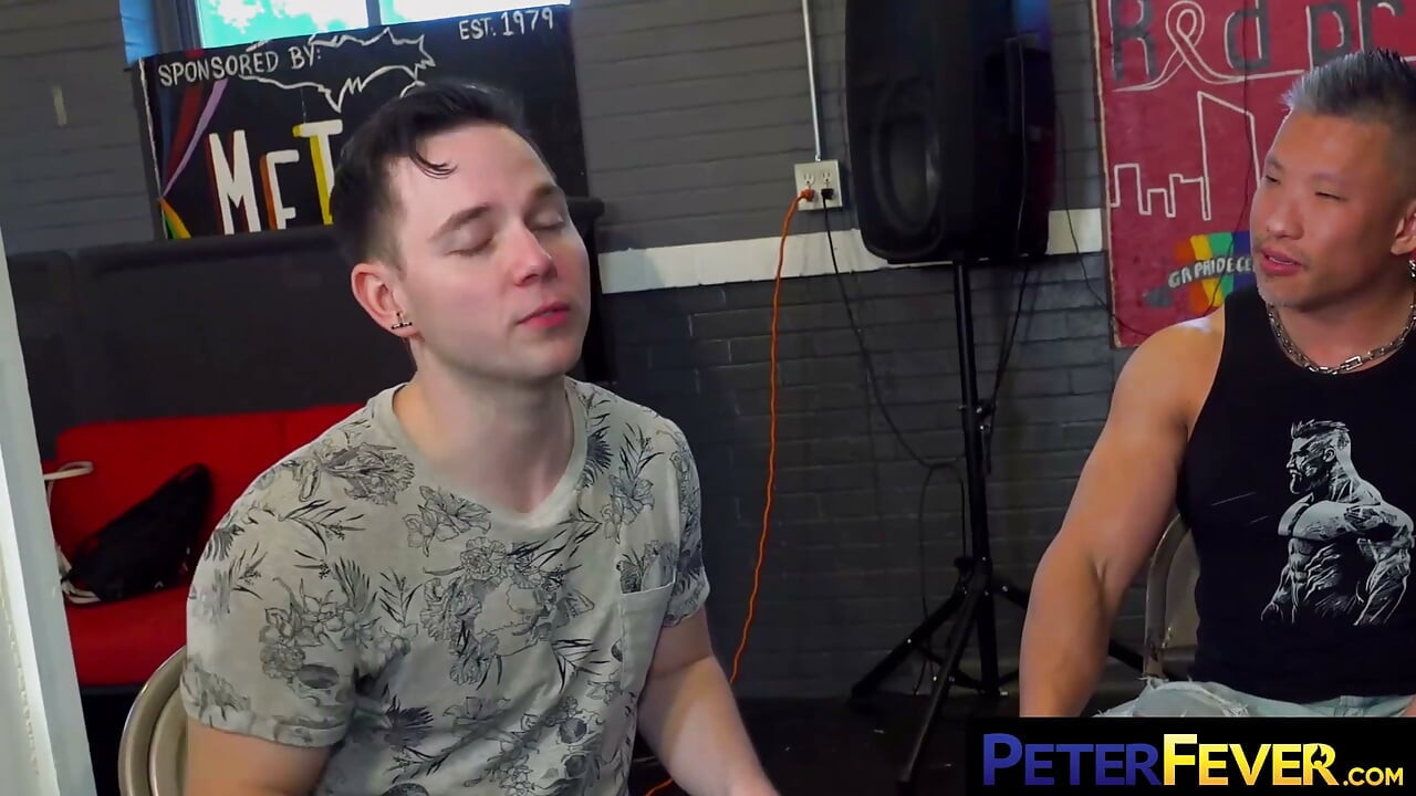 PETERFEVER Levy Foxx трахають удвох без презерватива Jessie Lee та Danny Willcoxx