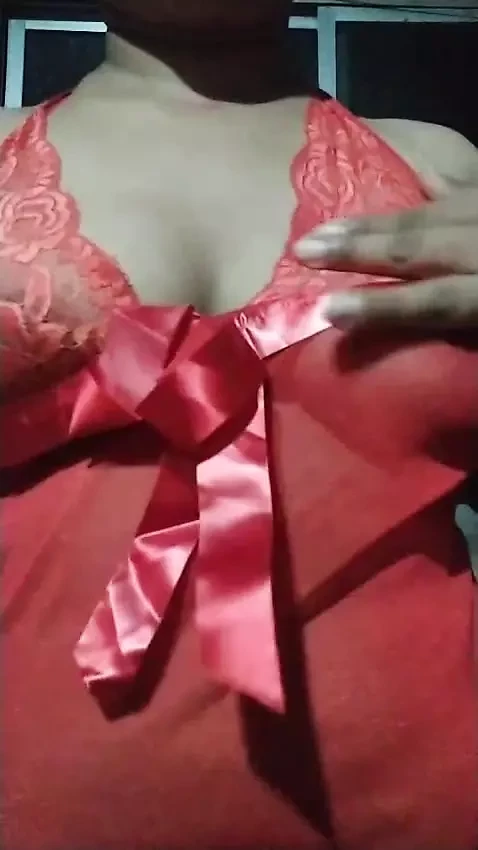 Seksi lal poshak ht phigar aur stan