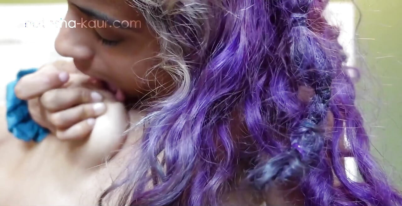 Ich reibe meinen kitzler und er wird so geschwollen, und meine haarige muschi wird so nass