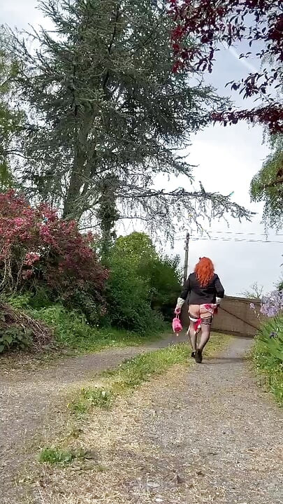 晚上穿著緊身黑色裙子