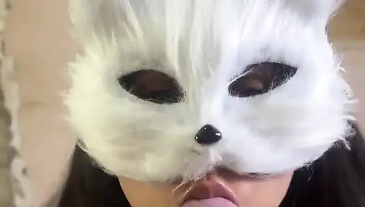 Bugün süt isteyen yaramaz bir kedi yavrusuyum