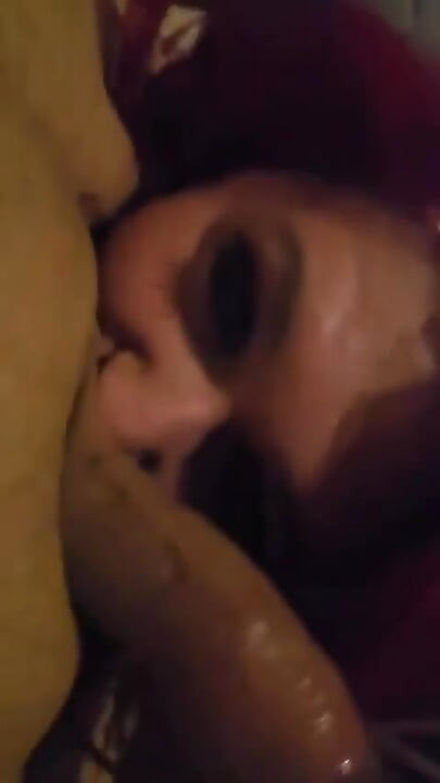Une GROSSE MILF suce une grosse bite et bave dessus