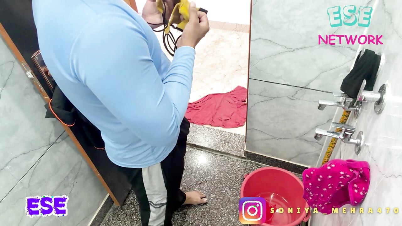 Pyari bhabhi Ne Muth Marte hue Bathroom dekh liya aur lapak le mera lund bhi leliya