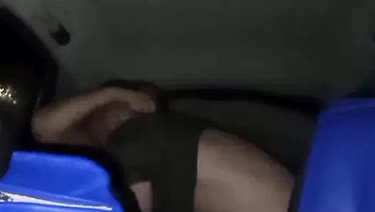 Seks terbaik di dalam mobil dan hujan turun di luar!