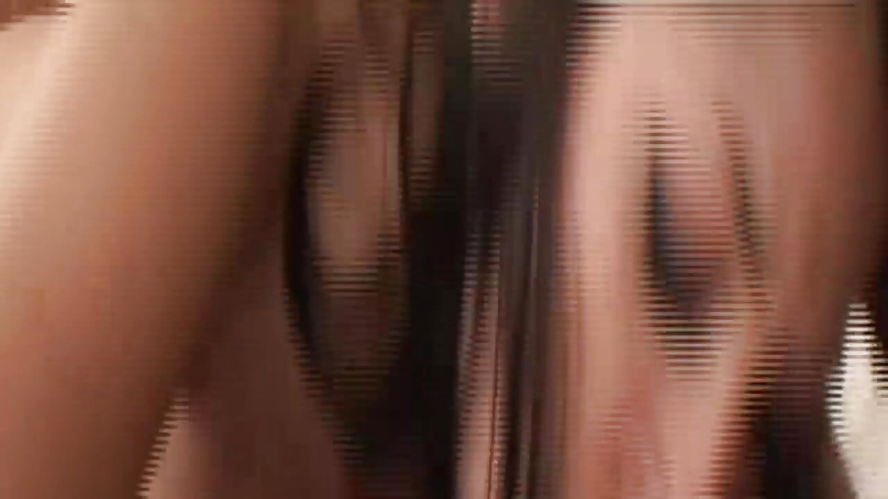 Menina asiática mostra sua buceta molhada