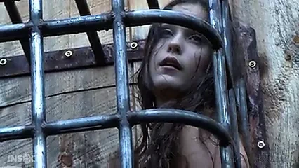 被囚禁的女孩被用在牢房里进行夫妻探望