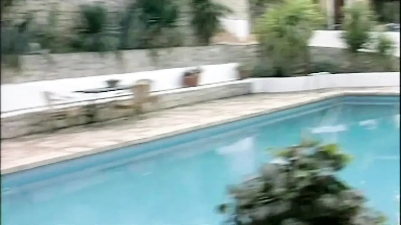 Uma festa na piscina com 2 putas selvagens