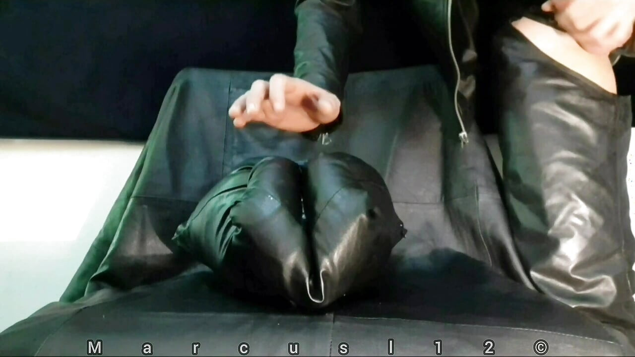 섹시한 가죽 베개를 다시 따먹어