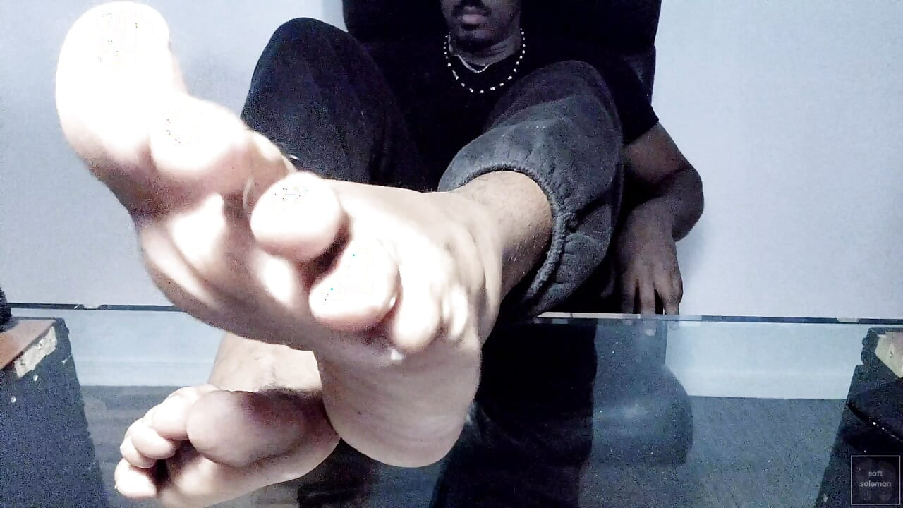 Izlažem svoje svijetle muške tabane (2025.)