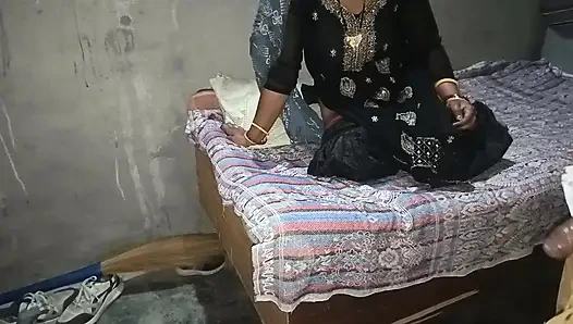 Моя горячая бхабхи застукала меня, когда я мастурбировал полностью в моей комнате