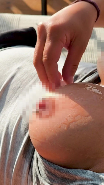 Izgalmas pillanat a "Jégkockákkal, hogy nedves és kemény legyen a mellem! CENZÚRÁZVA"