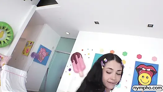 Нимфа шпилит будку Beca Barbie
