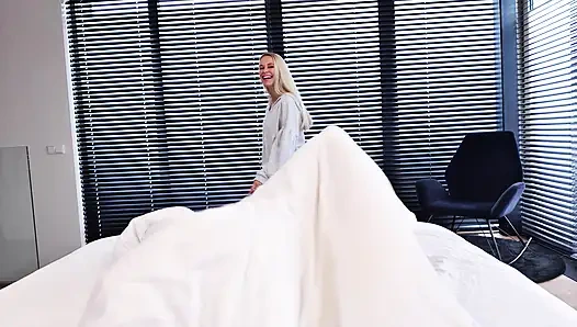 Meine kleine Stiefschwester Lola Myluv! Erwischt mich beim wichsen und will harten fick!!