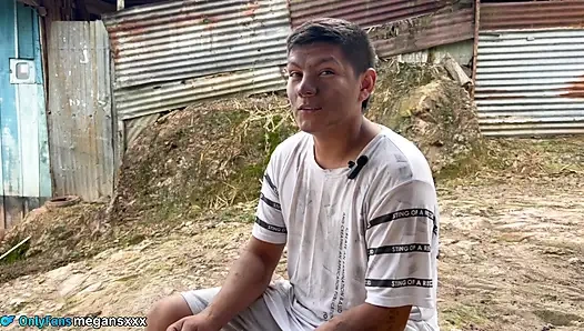 Seorang pria gila memasuki rumahku, memberiku banyak kontol, muncrat di wajahku dan pergi.