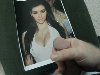 Le visage et les seins de Kim Kardahsian couverts!