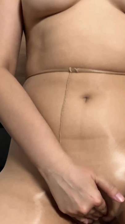 Người bạn nóng bỏng quyến rũ với quần tất bóng và được chảy tràn tinh dịch