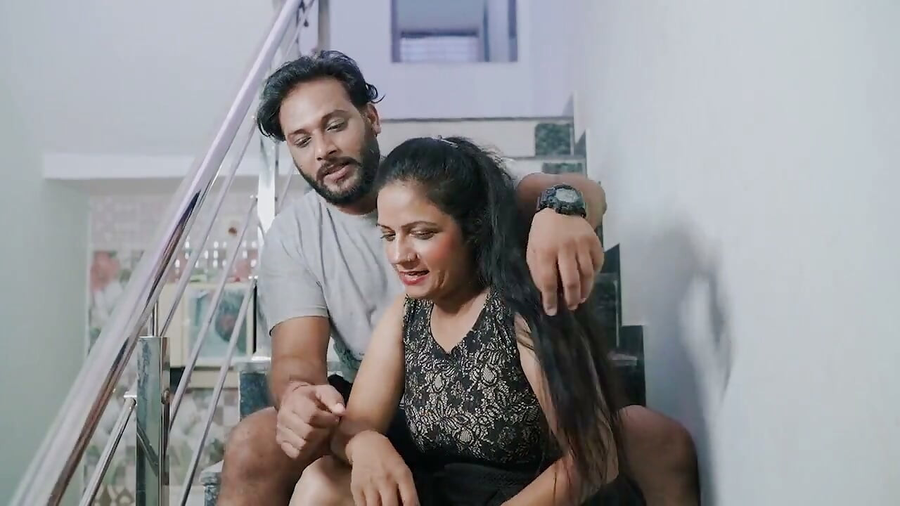 Une Femme Indienne Sexy Séduit Son Voisin Avec Un Gros Cul