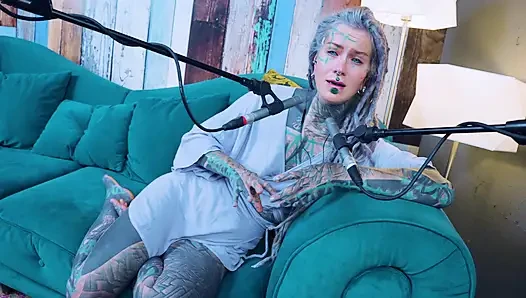 Aku berbicara tentang Z - zeal - ASMR podcast SFW berbicara dengan gadis gothic kurus model tato gimbal bertato