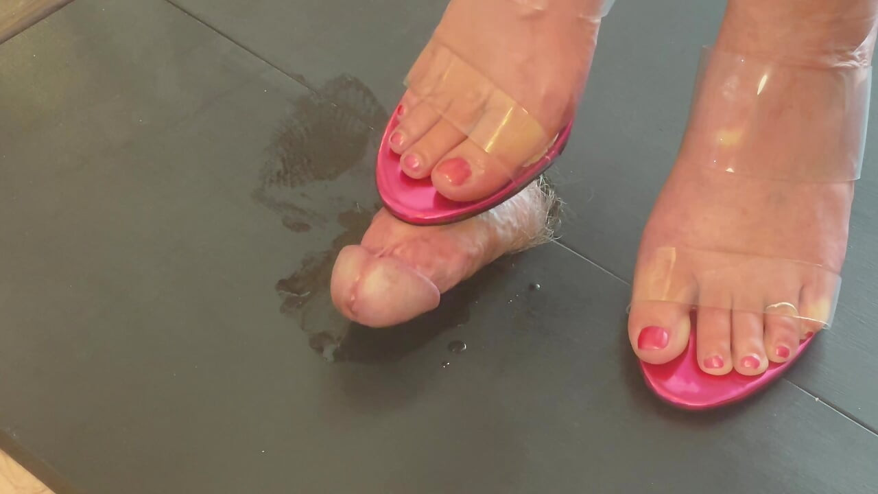 Sega con le scarpe con un in ciabatte rosa