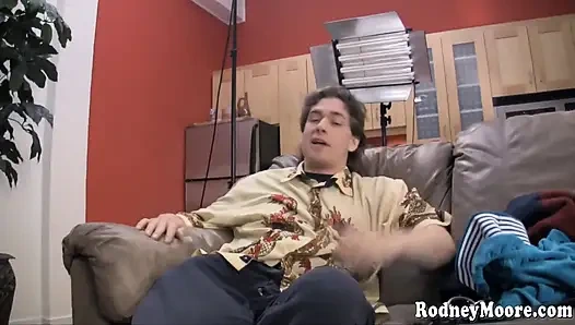 Волосатая милфа 2000-х делает минет в любительском видео