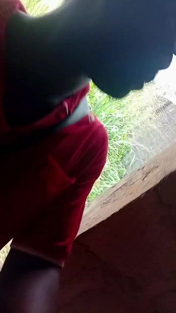 Snažan trenutak iz "Chris i Danatus žele izaći u grmlje kako bi se tijekom radnog vremena"