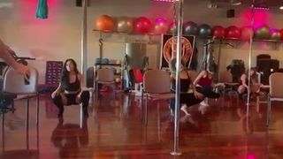 Pole dançarina em treinamento