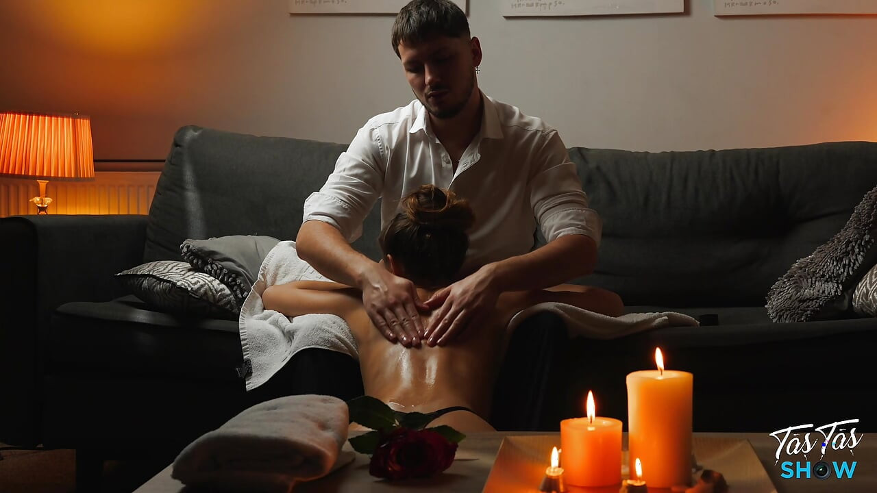 Une superbe brune se fait baiser par son masseur - jeu de rôle Laura