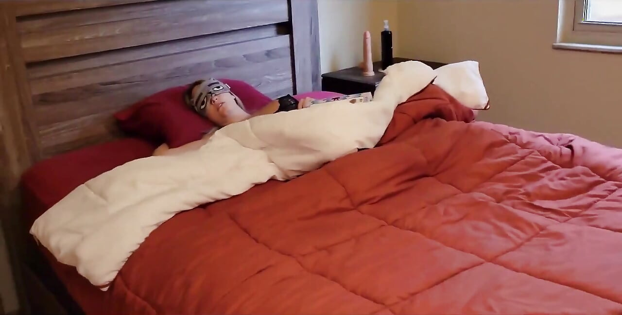Stepson Visits His Stepmom's Bedroom and Fucks Her Pregnant Pussy