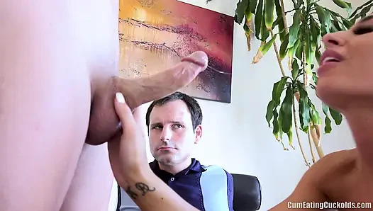 Cameron Canela принимает своего мужа-куколда на терапию
