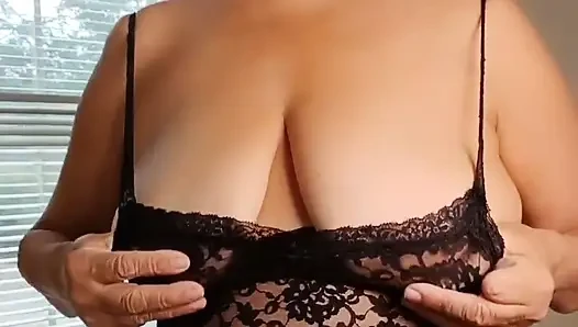 Amcığım dildoyla dikkat çekiyor