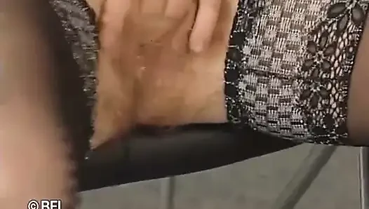 Nenek berambut merah dengan stoking menunggangi kontol