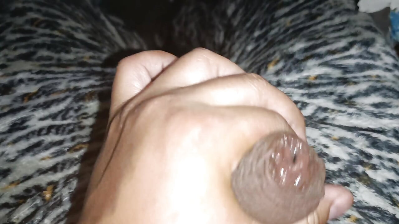 Gledaj me kako tako dobro svršavam s kožicom dolje dok masturbiram.