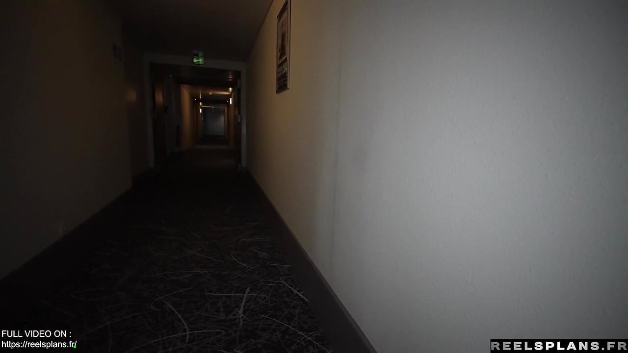 Perfecte kont milf Franse meid betrapt op masturberen en anaal geneukt door hotelgast!!