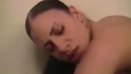Cewek imut kulit hitam ini dientot habis-habisan dan dicrot di dalam sama cowok kulit putih di ranjang