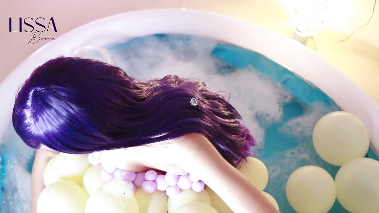 Piscina inflable con muchas burbujas y bola de pop burlesque