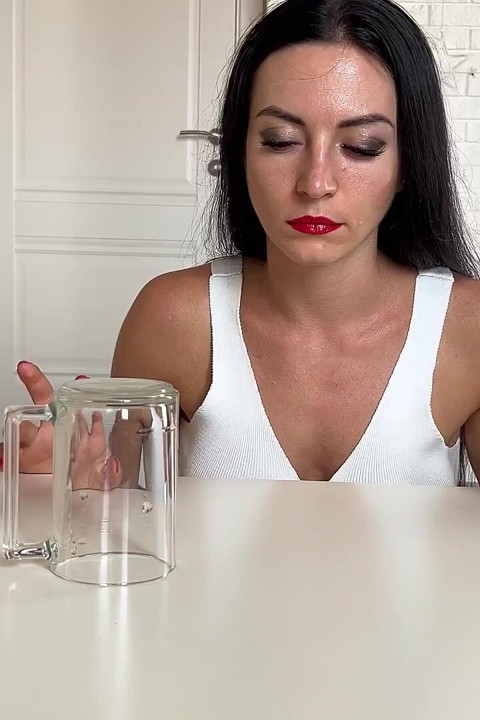 Giantess-crarix minik erkekleri yalınayak ve topuklu ayakkabılarla yiyor ve adımları atıyor