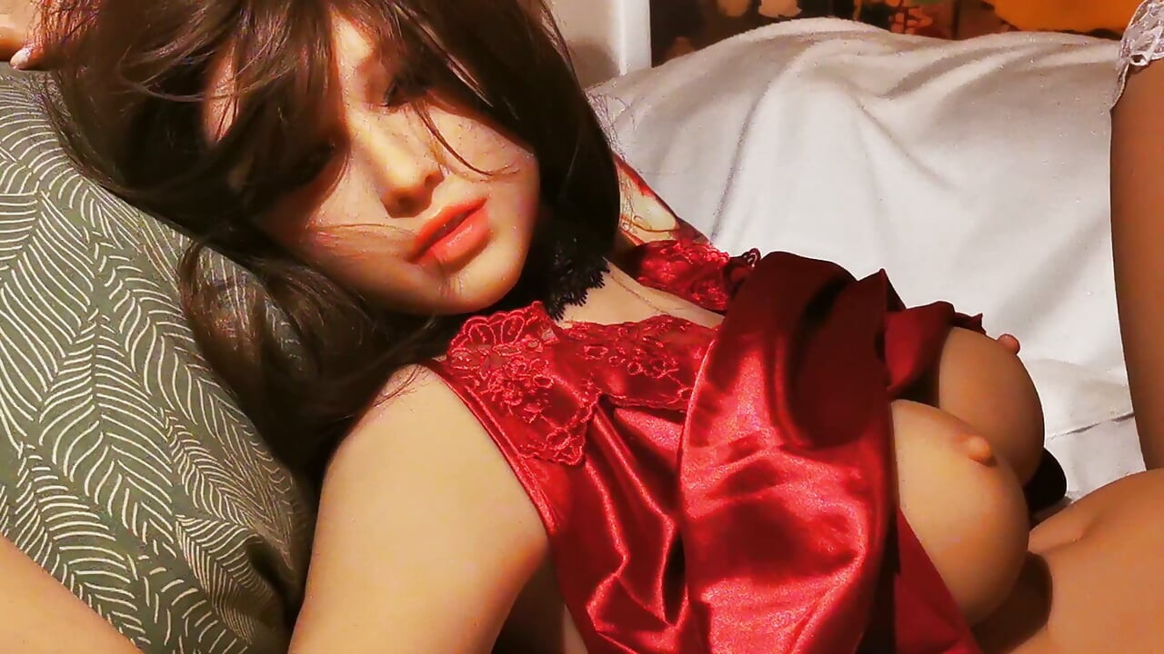 Chloe la poupée Funwest se fait baiser trois fois après la soirée casino.