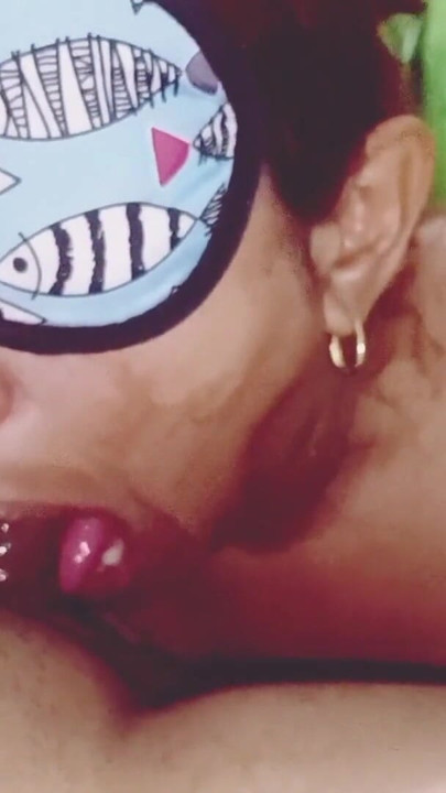 La vieille, comme une accro, ne prend le pénis de sa bouche que lorsque l’homme éjacule dans sa gorge. | Clip 1