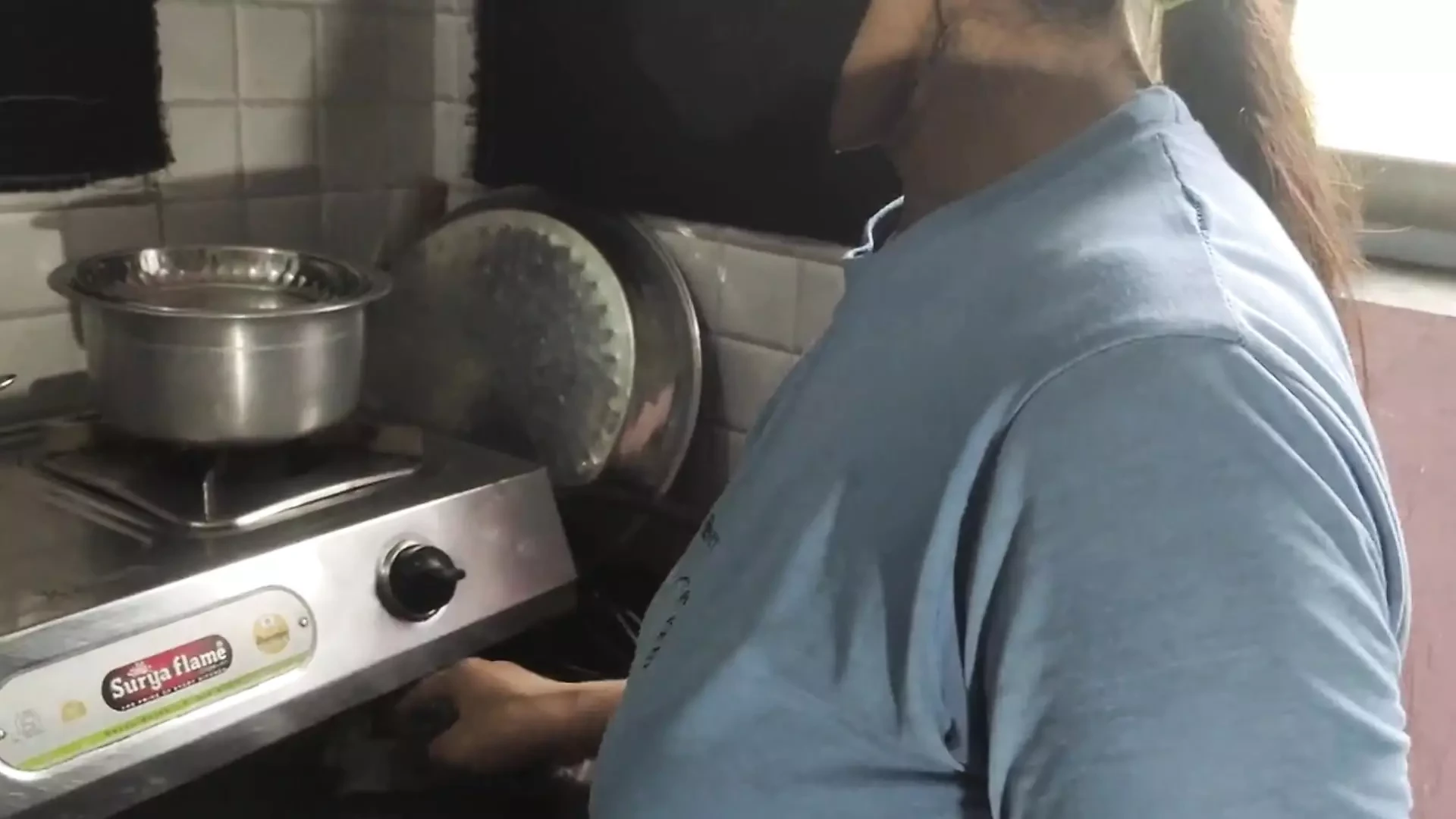 Unga heta Desi Bhabhi knullar med tjänare