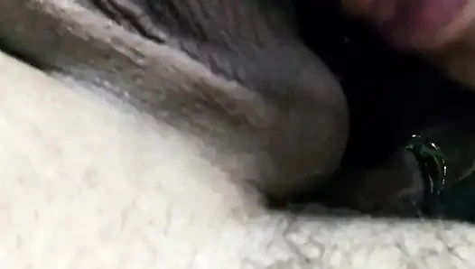 Çim biçme makinesi bana yumurtalarla muazzam bir sakso çekiyor