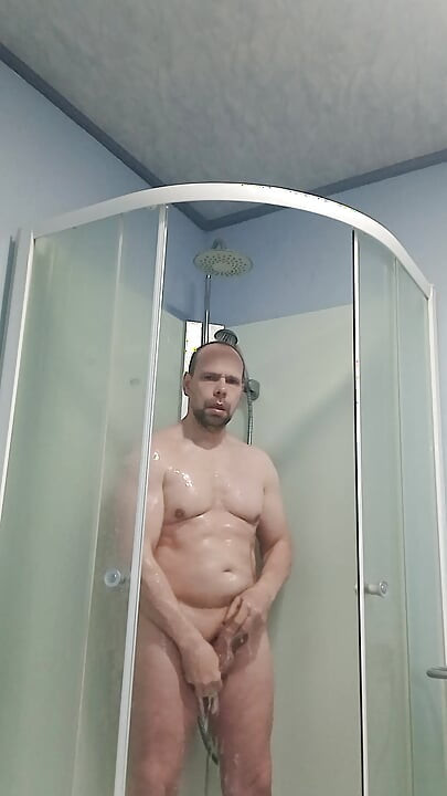 Aku muasin memekku pakai testisku di kamar mandi