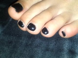 Os pés doces da minha namorada com esmalte preto